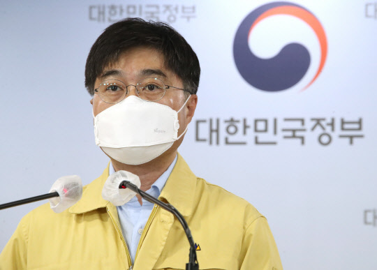 윤태호 중앙사고수습본부 방역총괄반장이 2일 정부서울청사에서 코로나19 대응 정례브리핑을 하고 있다.   연합뉴스